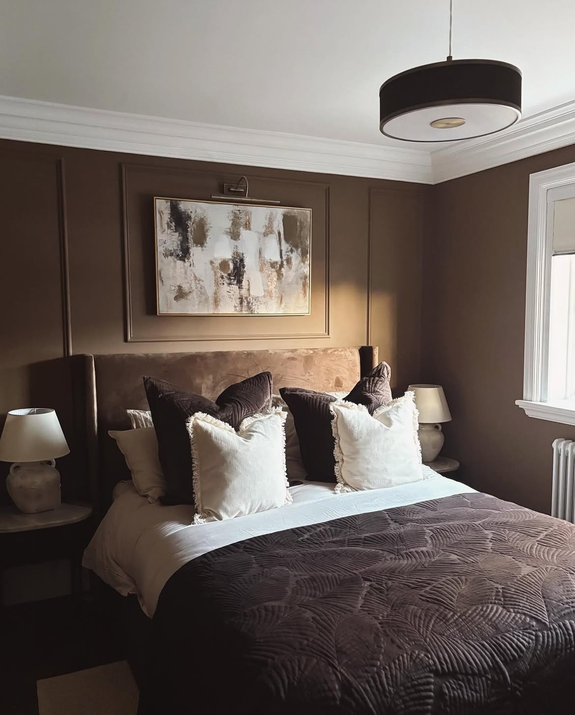 07-brown-walls-with-white-fluffy-pillows