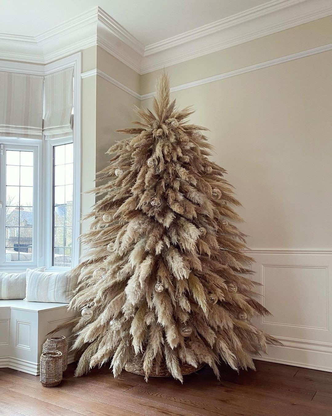 08-pampas-grass-christmas-tree