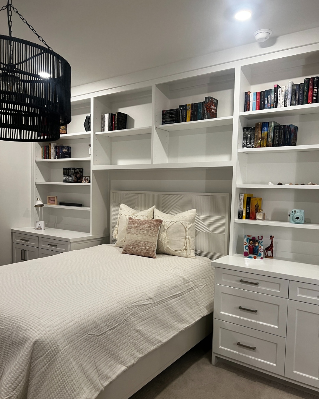 10-bedroom-organization-built-in-bookshelves-around-bed