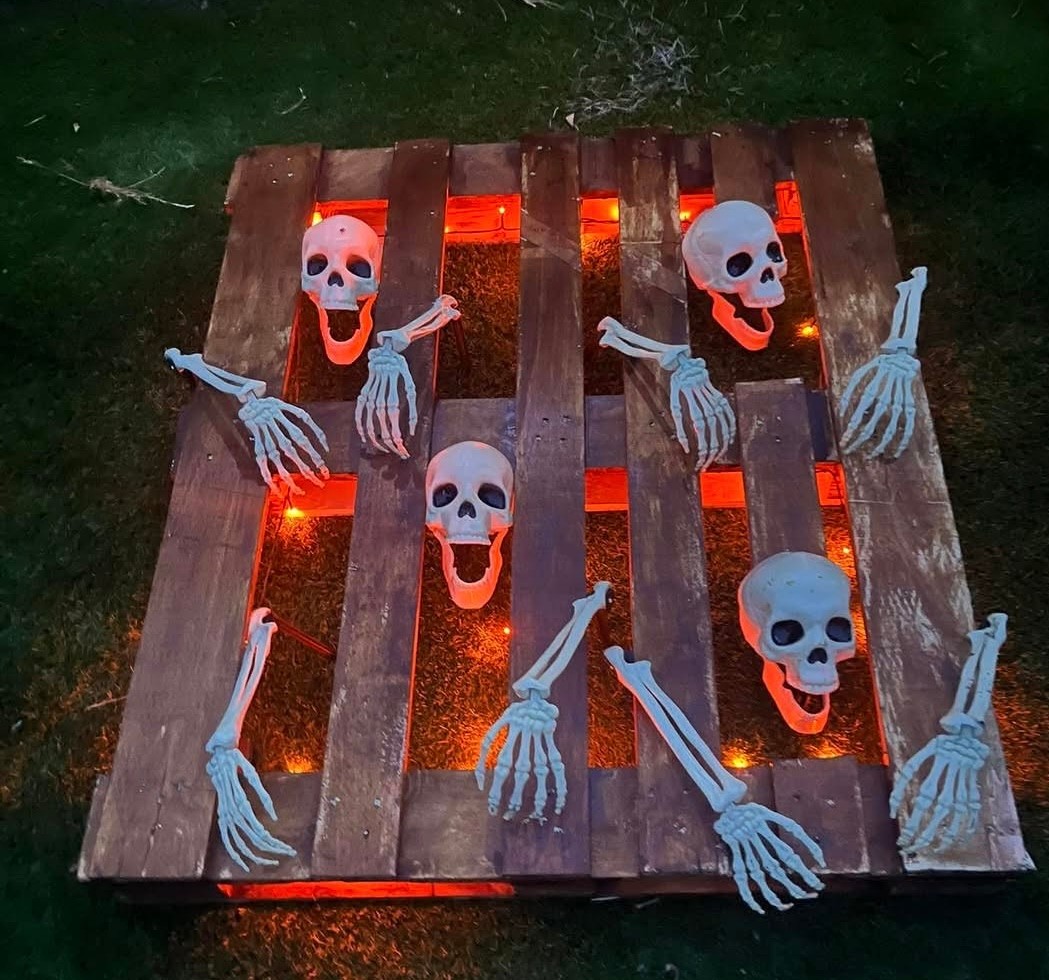 4-pallet-skeleton-yard-display
