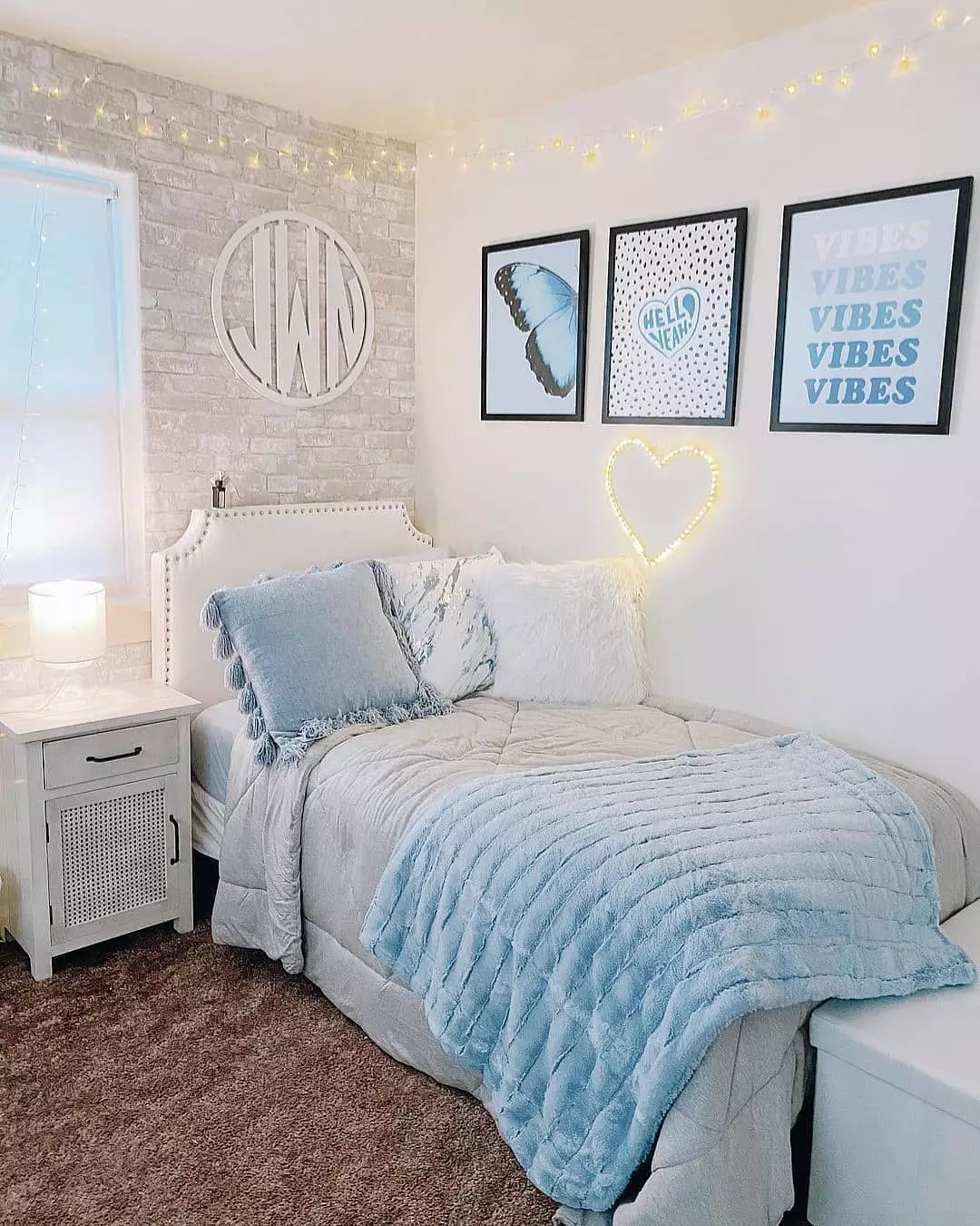5-college-apartment-decor-ideas-blue-vibes-gallery-bedroom
