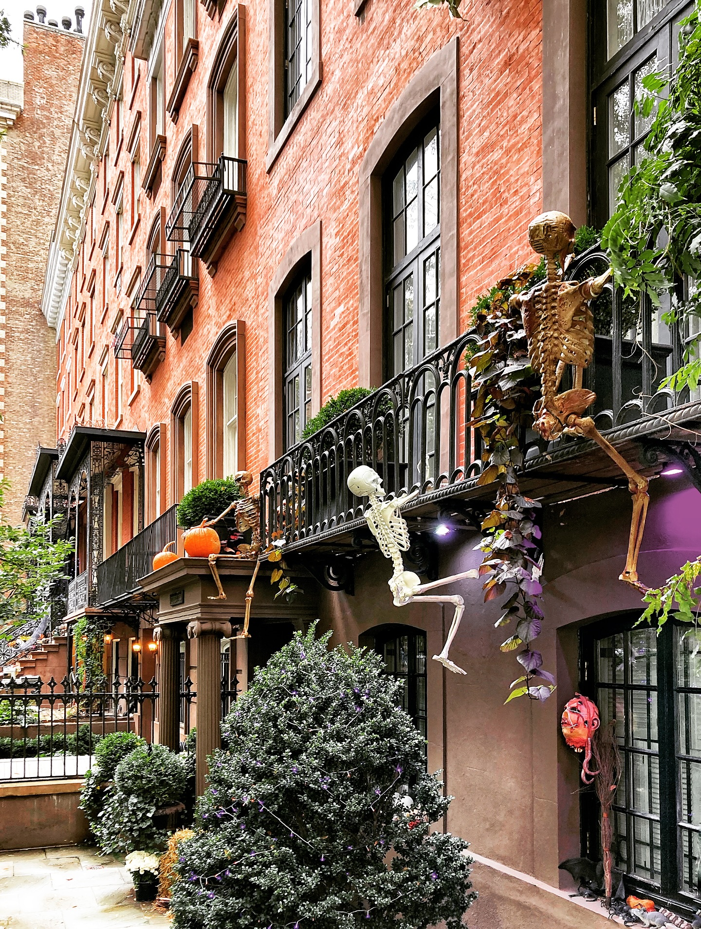 7-climbing-skeletons-brick-railing