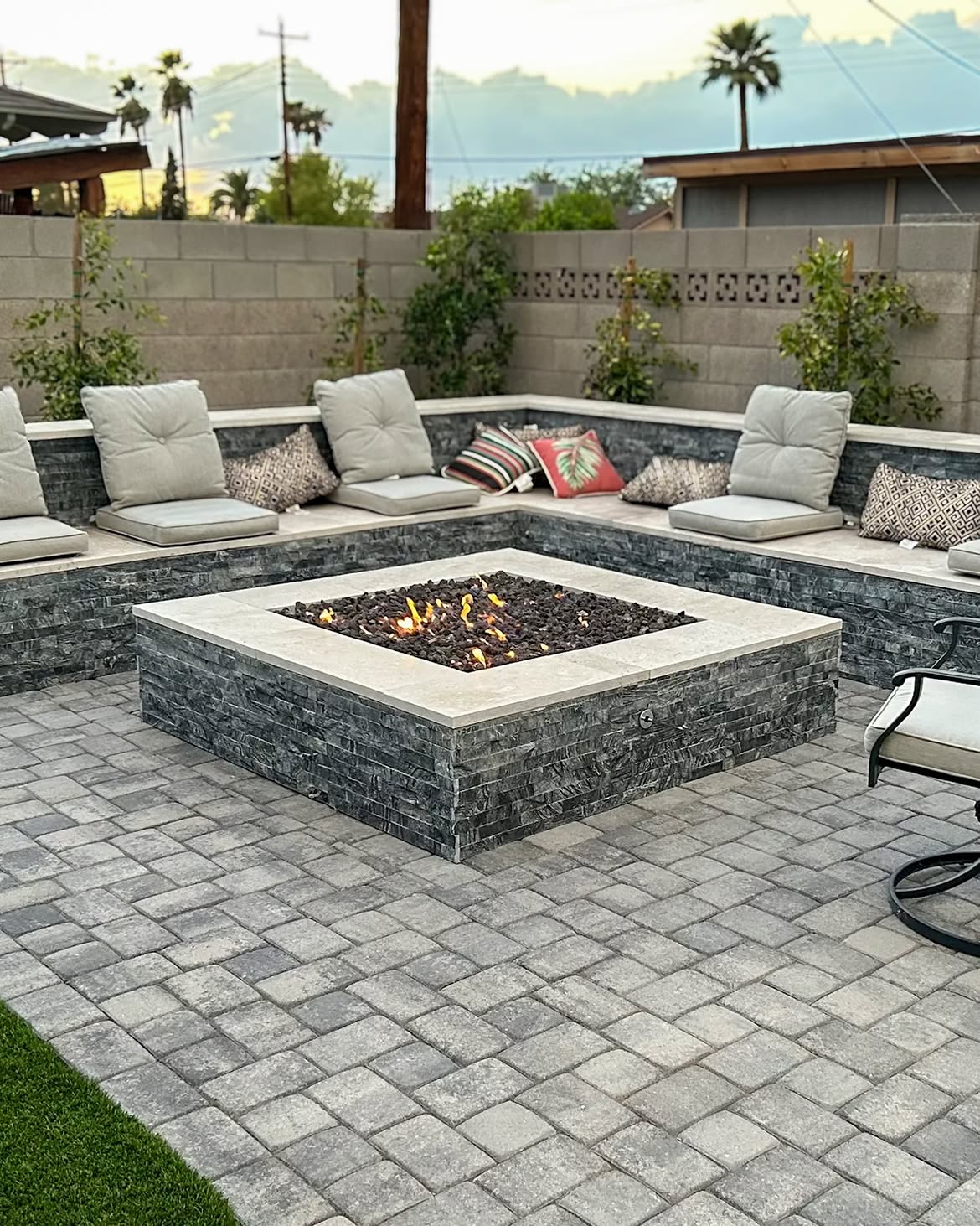 backyard-fire-pit-modern-square-built-in-seating