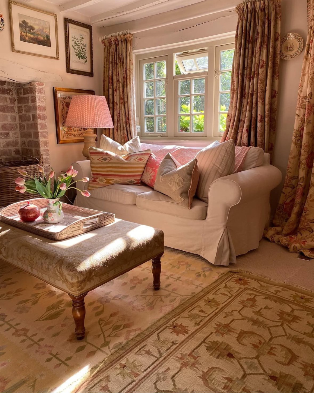 english-floral-cottage-window-seat-living-room
