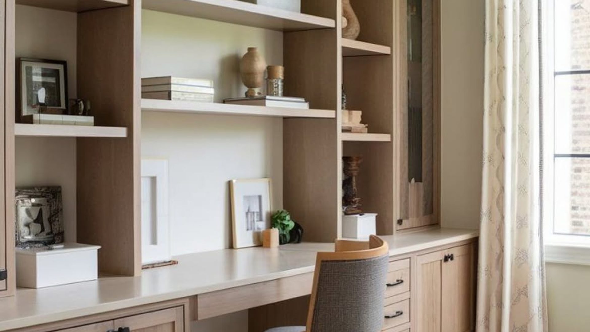 light-oak-home-office-built-in-floating-desk-open-shelves-cabinet-storage