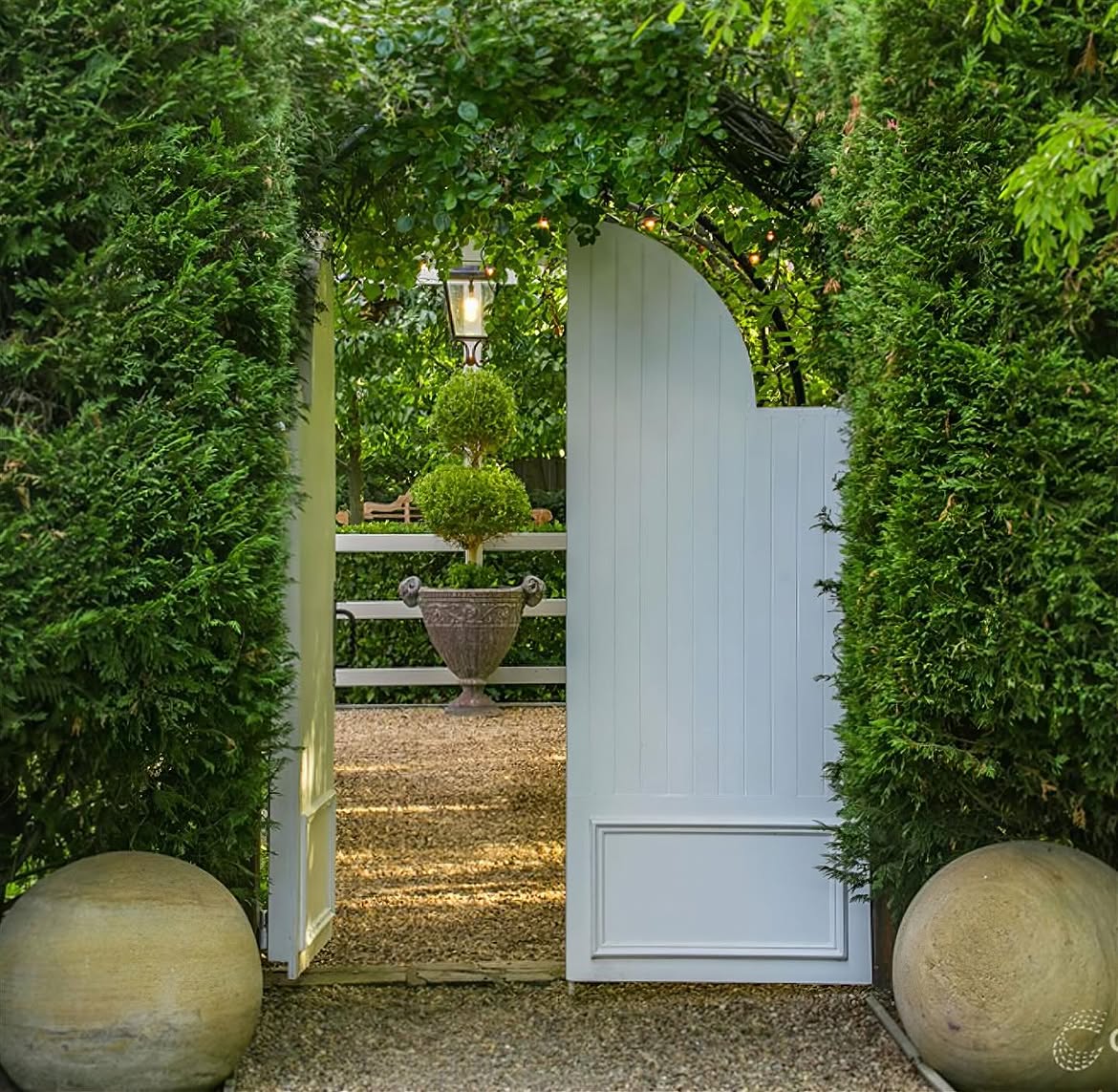 metal-flower-cut-gate-in-cedar-frame-manonandmoss