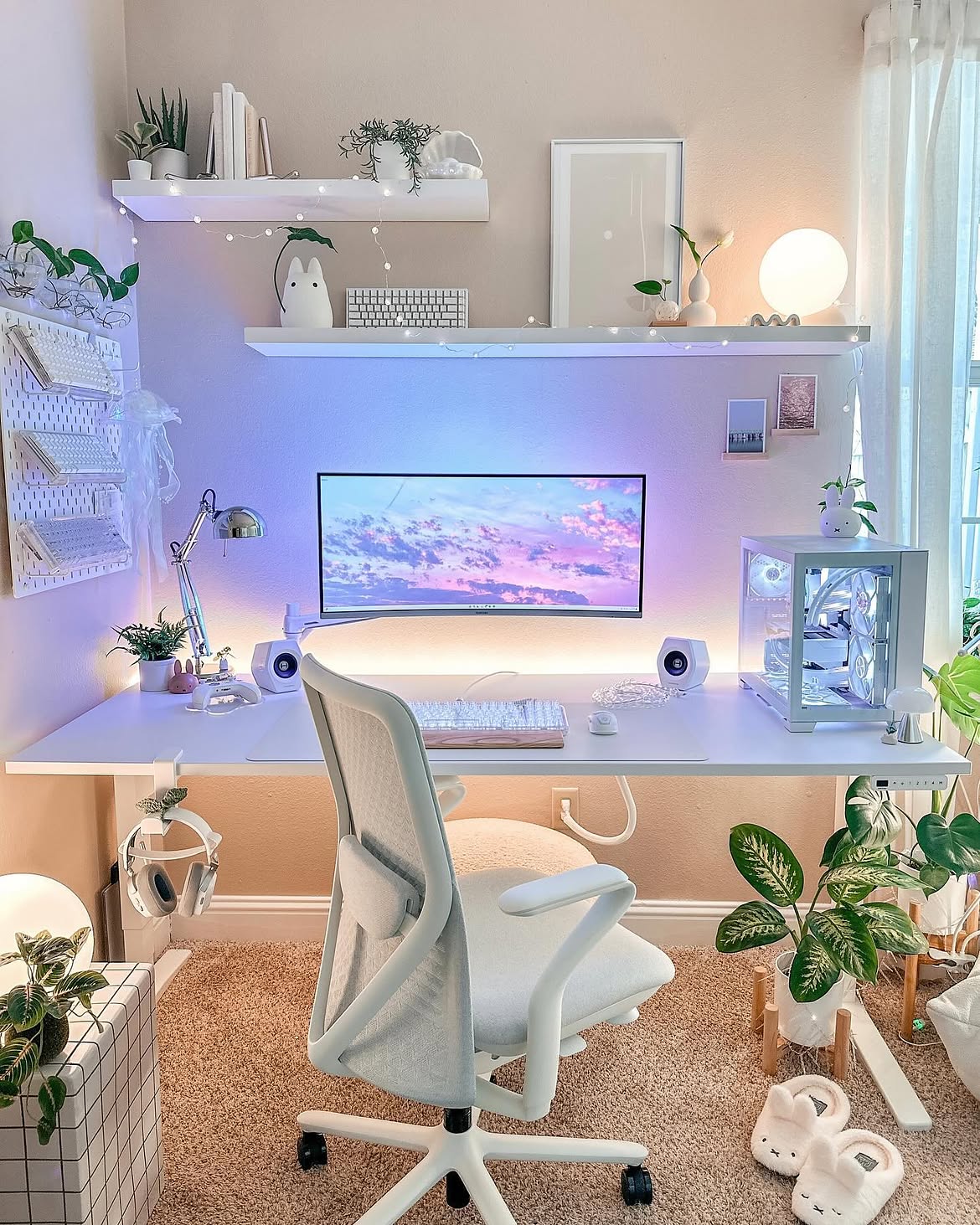 pastel-desk-setup-with-ambient-glow