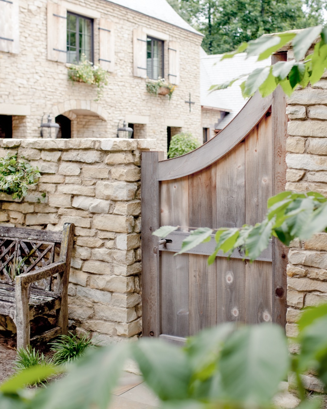 round-window-cedar-gate-with-arbor-top-jmarchitects_design