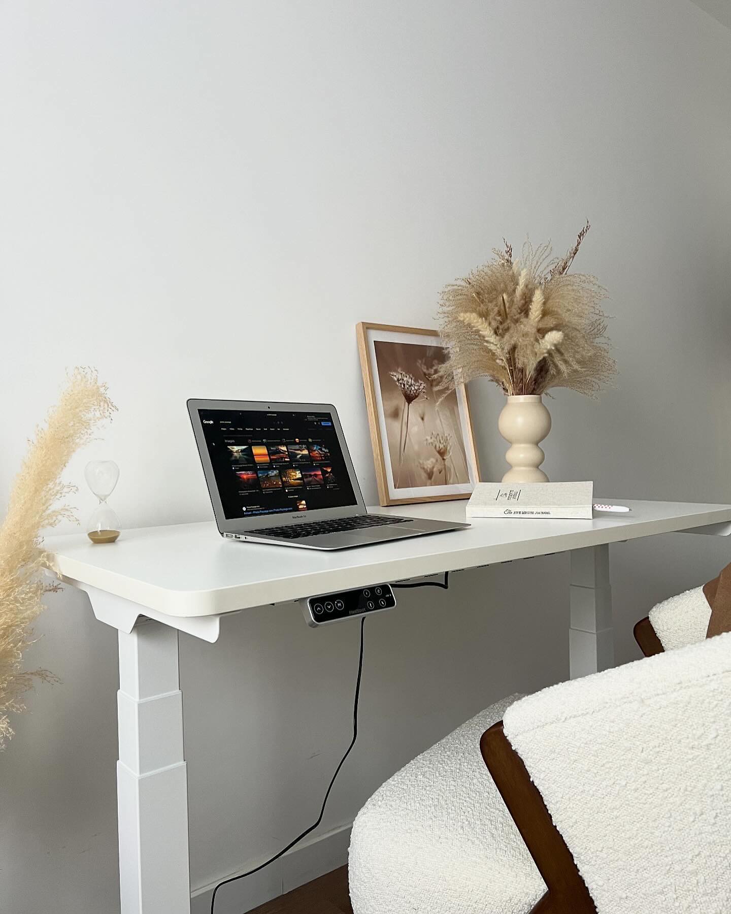 white-minimalist-electric-desk-design-ideas