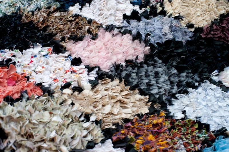 wow-a-carpet-made-from-pieces-of-your-life-your-memories-and-some-old-clothes-2a.jpg