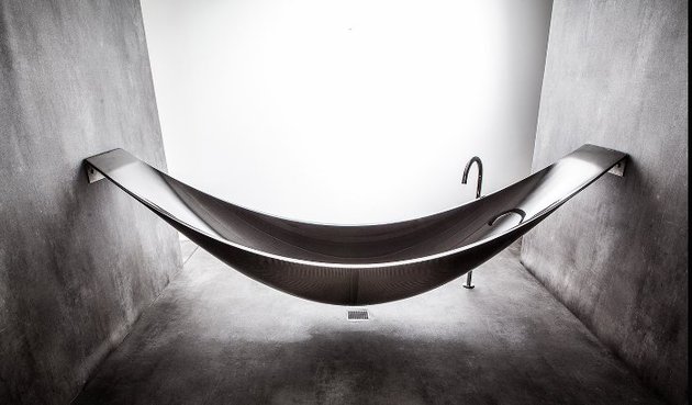 suspended bathtub by splinter works floats on air 2 thumb 630x369 20601 Suspended Bathtub by Splinter Works Floats on Air