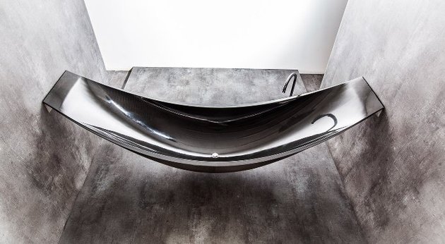 suspended-bathtub-by-splinter-works-floats-on-air-9.jpg