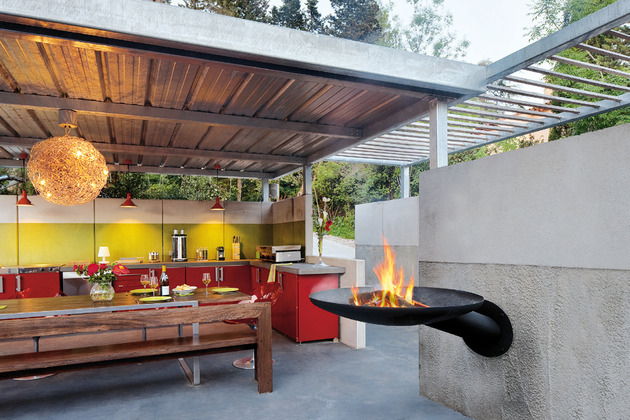 focus fireplace takes grilling up a notch 1 thumb 630xauto 38677 Sunfocus Outdoor Fireplace Takes Grilling to New Heights