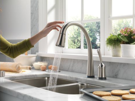 delta pilar touch activated kitchen faucet 1 Touch Activated Kitchen Faucet   Delta Pilar Pull Down Faucet with ToucH2O Technology