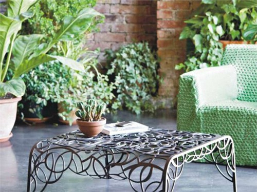 garden-furniture-set-overrun-plants-Radici-decastelli-celato-5.jpg
