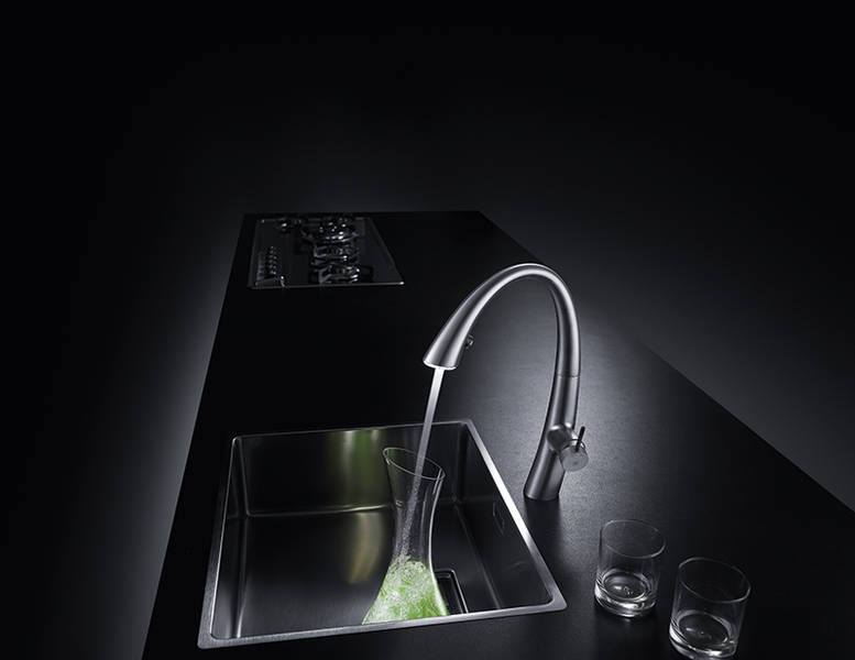 kwc-zoe-a-beautiful-kitchen-faucet-with-light-4.jpg