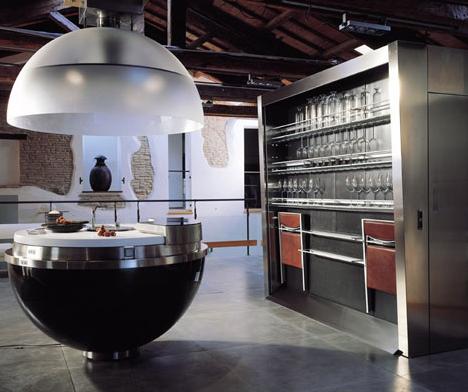 Sheer Spherical Kitchen: the circular island and the secret behind the shutter