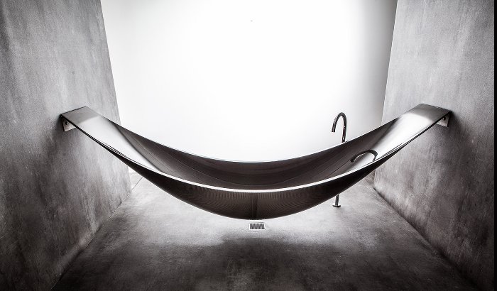suspended-bathtub-by-splinter-works-floats-on-air-2.jpg
