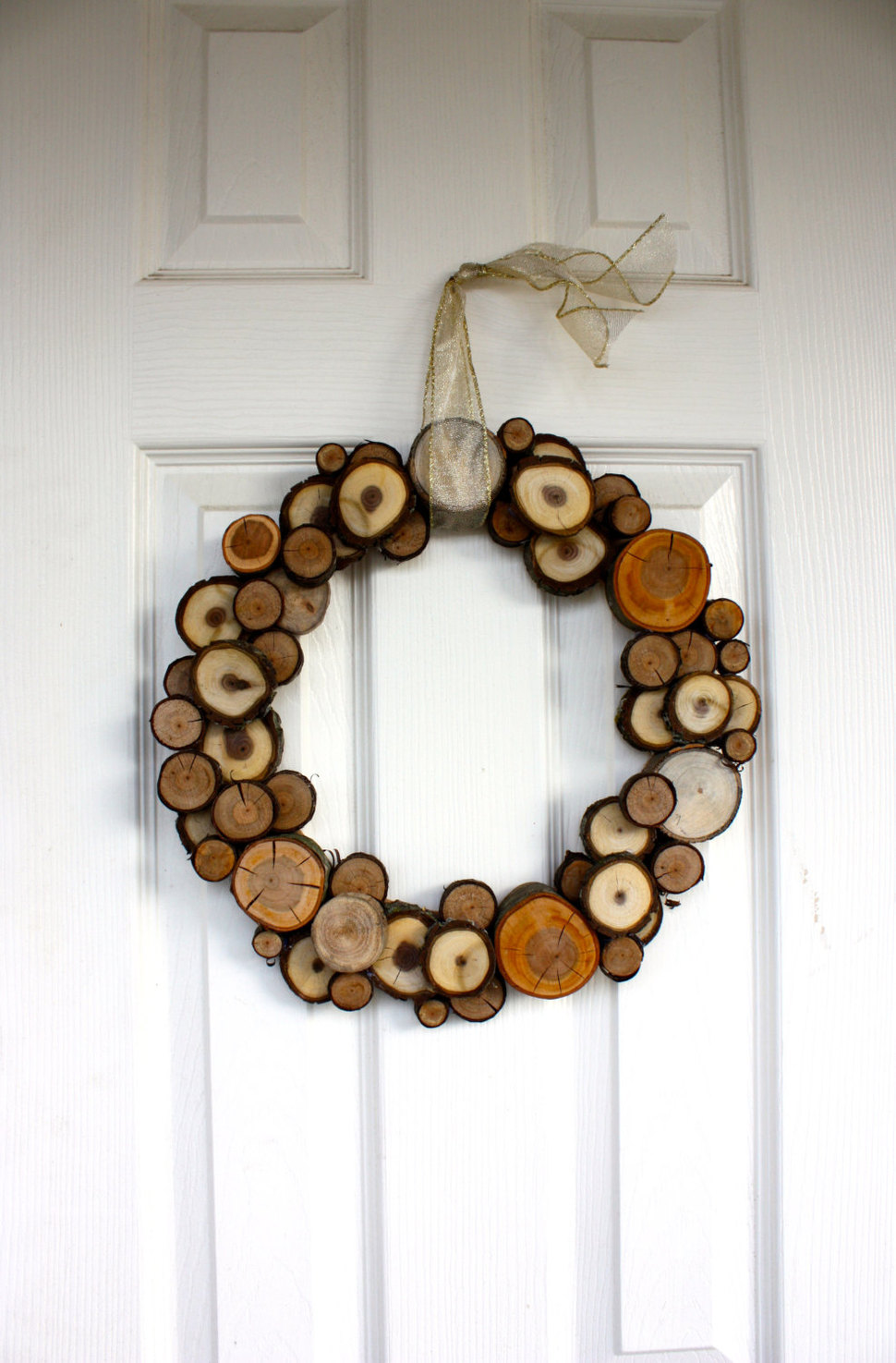 woodland-christmas-natural-wood-slice-wreath-2.jpg