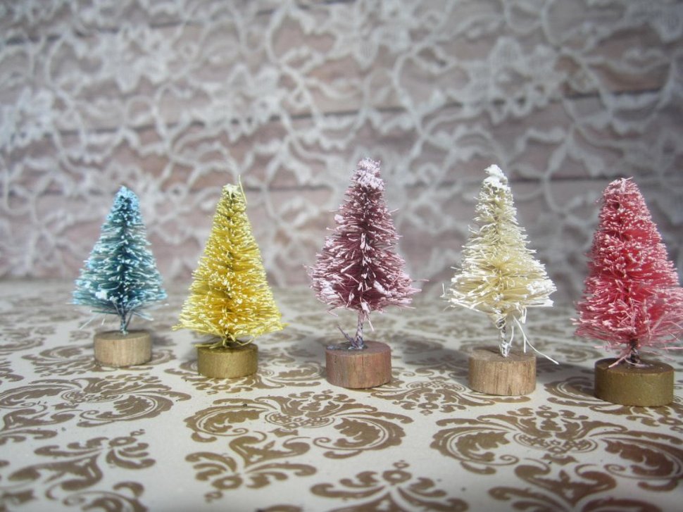 21-table-size-christmas-trees-to-set-the-holiday-mood-15.jpg