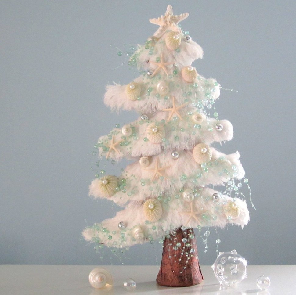 21-table-size-christmas-trees-to-set-the-holiday-mood-18.jpg