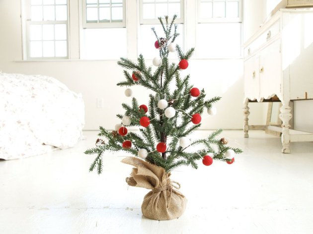 21-table-size-christmas-trees-to-set-the-holiday-mood-8.jpg
