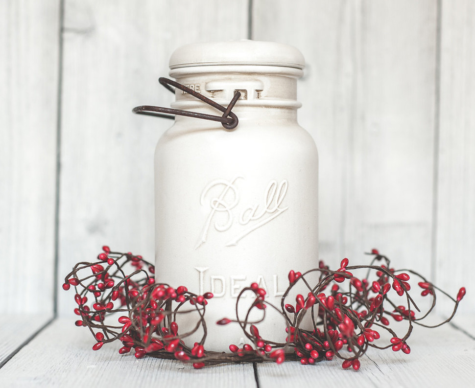 country-christmas-vintage-table-centerpiece-mason-jar-red-and-white.jpg