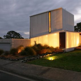 Modern Suburban Lake House Designed For Private Beachside Living