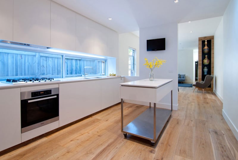 rachcoff-vella-architecture-warms-up-modern-homes-australia-wood-details-12-kitchen3.jpg
