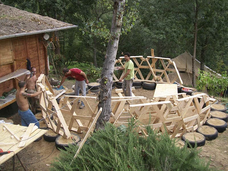 diy wooden dome built from pallets 10