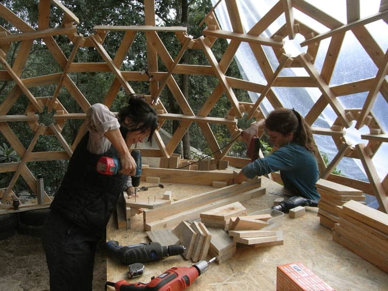diy-wooden-dome-built-from-pallets-9.jpg