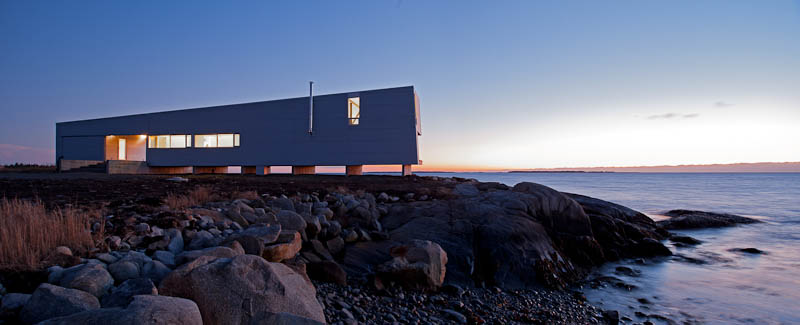 oceansi vacation house clad corrugated galvanized aluminium 10 façade night