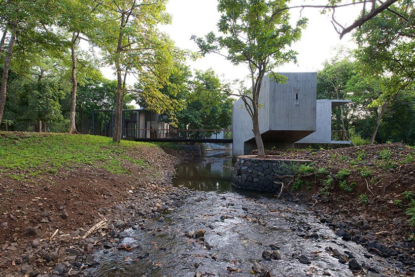 steel-bridge-over-stream-connects-private-publia-areas-home-11-façade.jpg