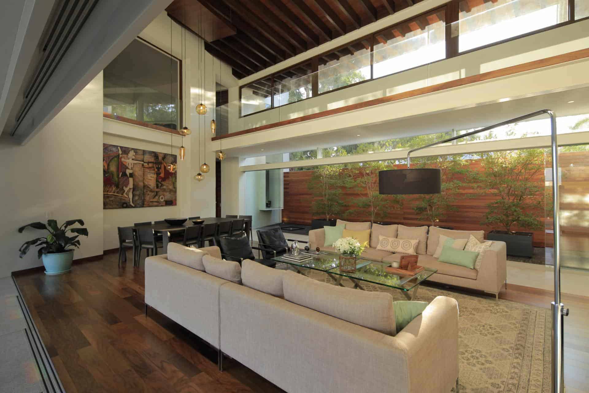 Modern Concrete Villa with Beautiful Interior Courtyard
