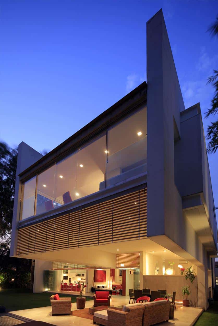 geometric-home-cantilevered-master-suite-overlooking-pool-14-terrace.jpg