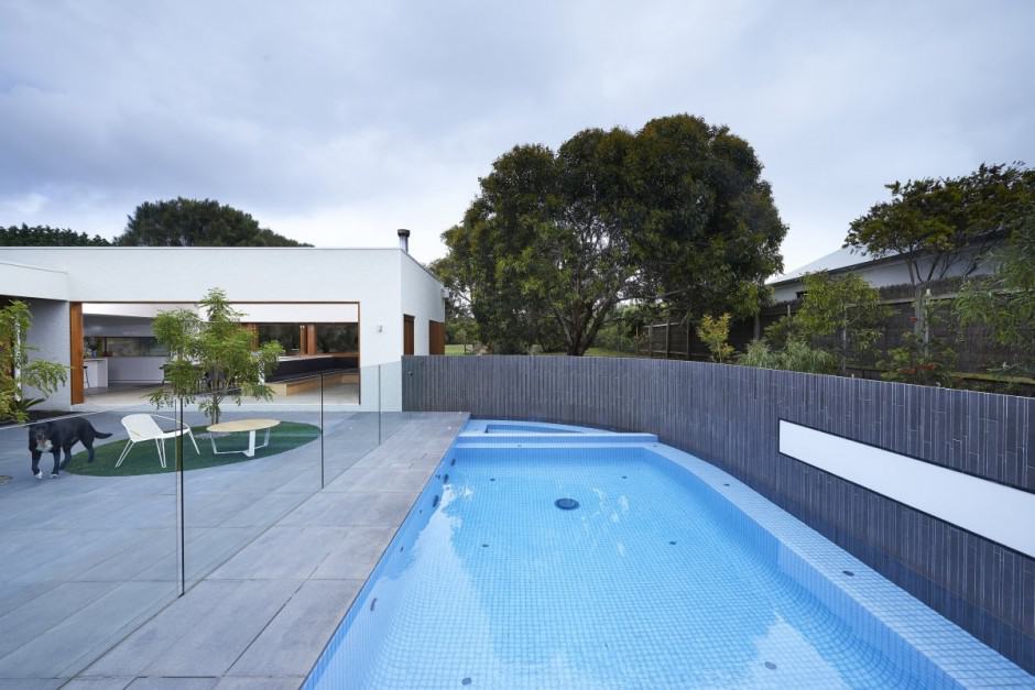 summer house expansion creates private courtyard 15 courtyard