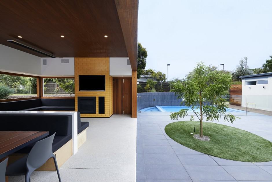 summer house expansion creates private courtyard 17 indoor outdoor