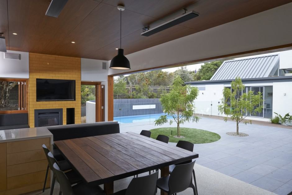 summer house expansion creates private courtyard 18 indoor outdoor