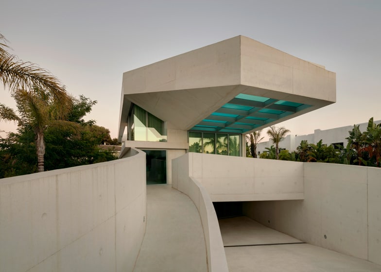 concrete-home-pool-glass-floor-11-entry.jpg