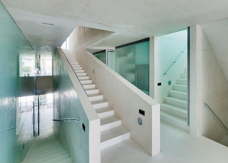 concrete-home-pool-glass-floor-9-stairs.jpg