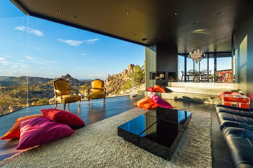 modern-desert-home-courtyard-pool-views-11-living.jpg