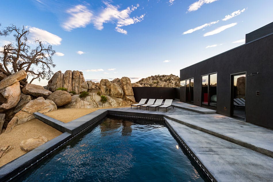 modern-desert-home-courtyard-pool-views-17-pool-lounging.jpg