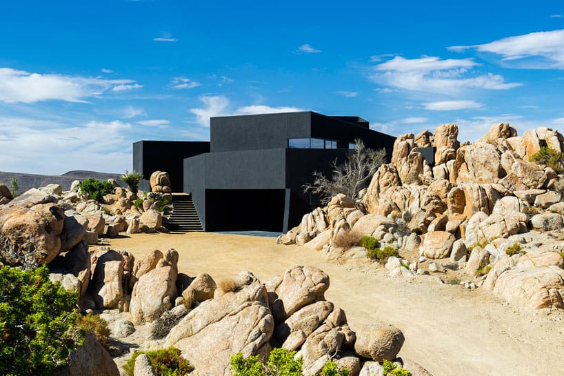 modern-desert-home-courtyard-pool-views-3-garage.jpg