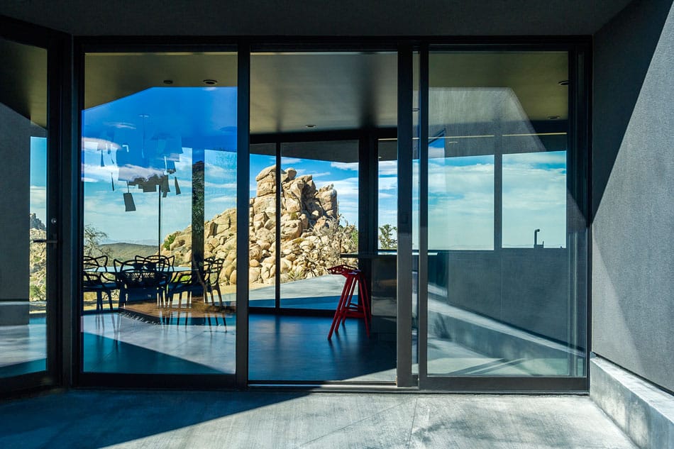 modern-desert-home-courtyard-pool-views-7-courtyard-windows.jpg