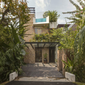 Lush Gardens and Peekaboo Roof Pool define Contemporary Home