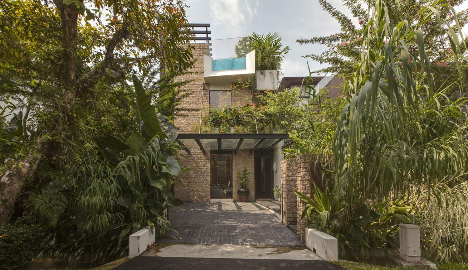 Lush Gardens and Peekaboo Roof Pool define Contemporary Home