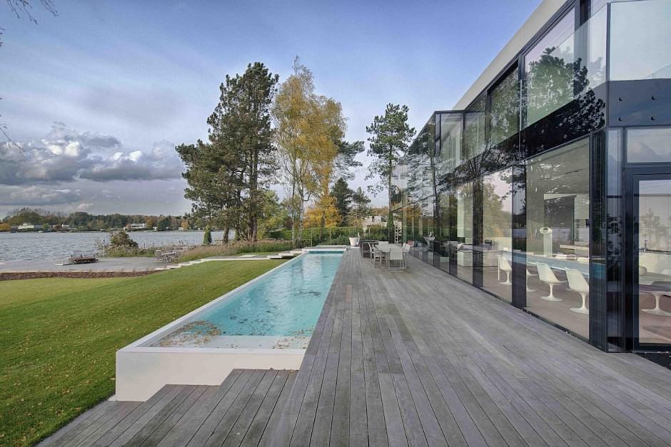 Lakeside House Built on Transparencies and Reflections