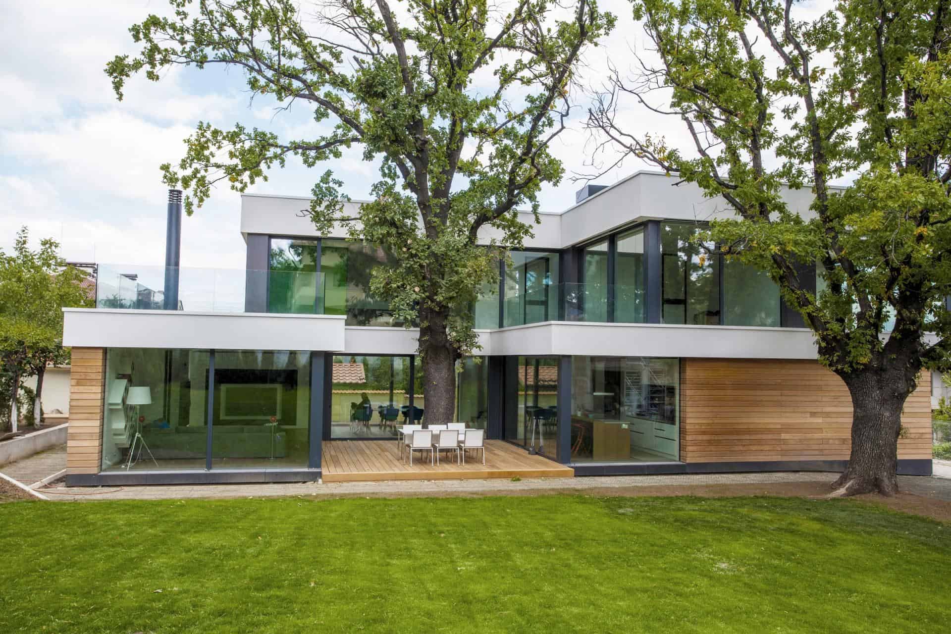 Home Incorporates Thermal Balance of 2 Oak Trees in Design
