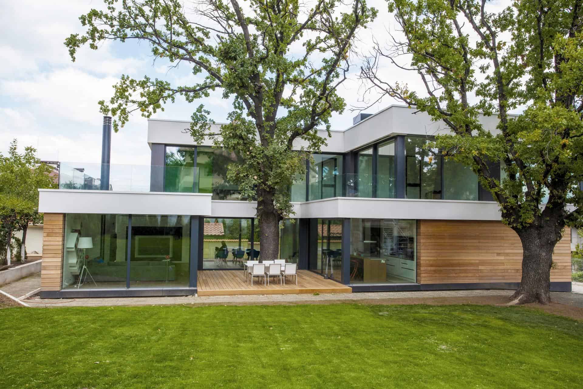  Home Incorporates Thermal Balance of 2 Oak Trees in Design 