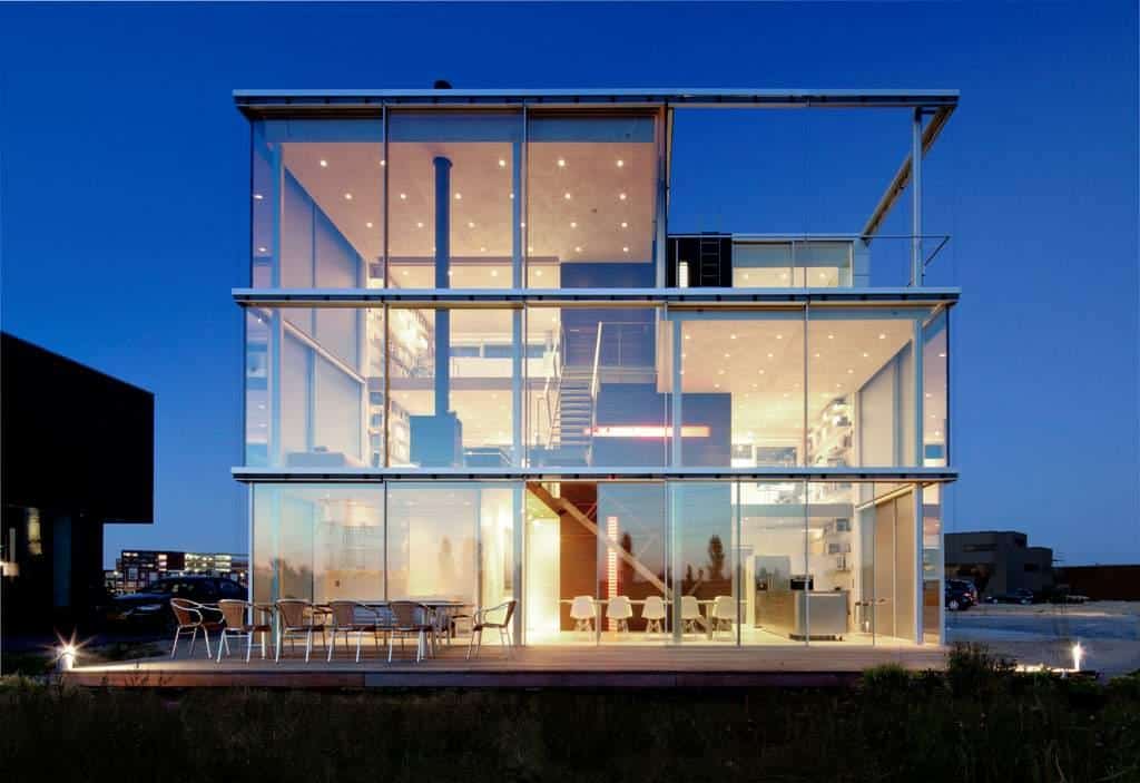 Sustainable Box Shaped Home enjoys Panoramic Views through Glazings